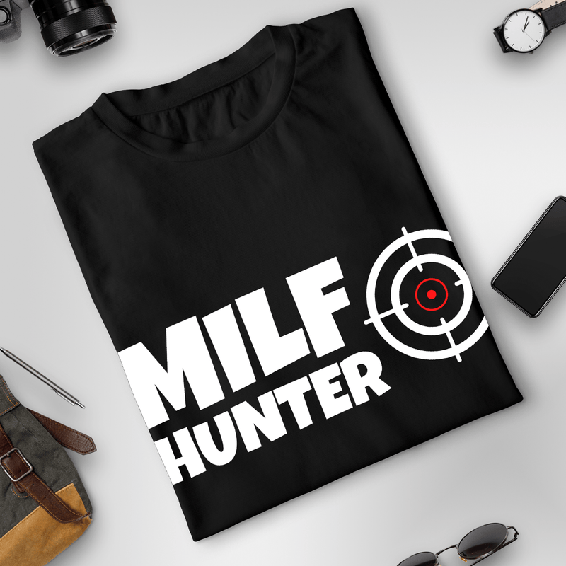 Bedrucktes Herren T-Shirt MILF HUNTER - Geschenk für Mann - Adamell.de