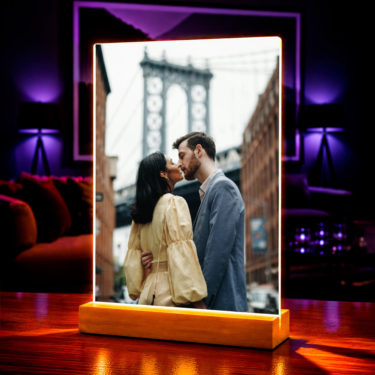 Foto auf Acrylglas Küssendes Paar vor der Brücke — Geschenke für Paare