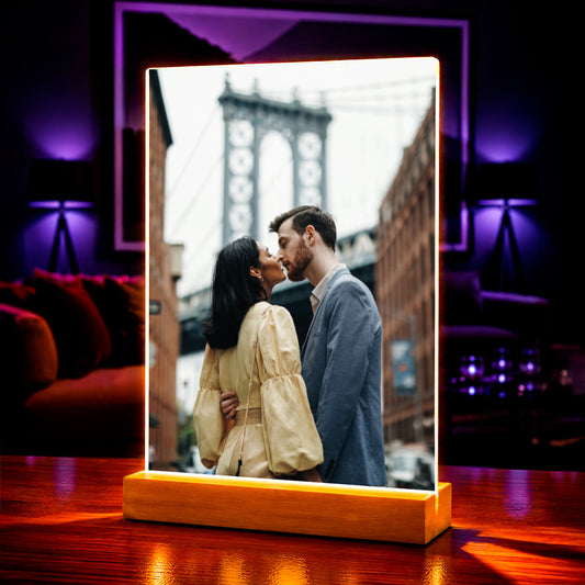 Foto auf Acrylglas Küssendes Paar vor der Brücke — Geschenke für Paare