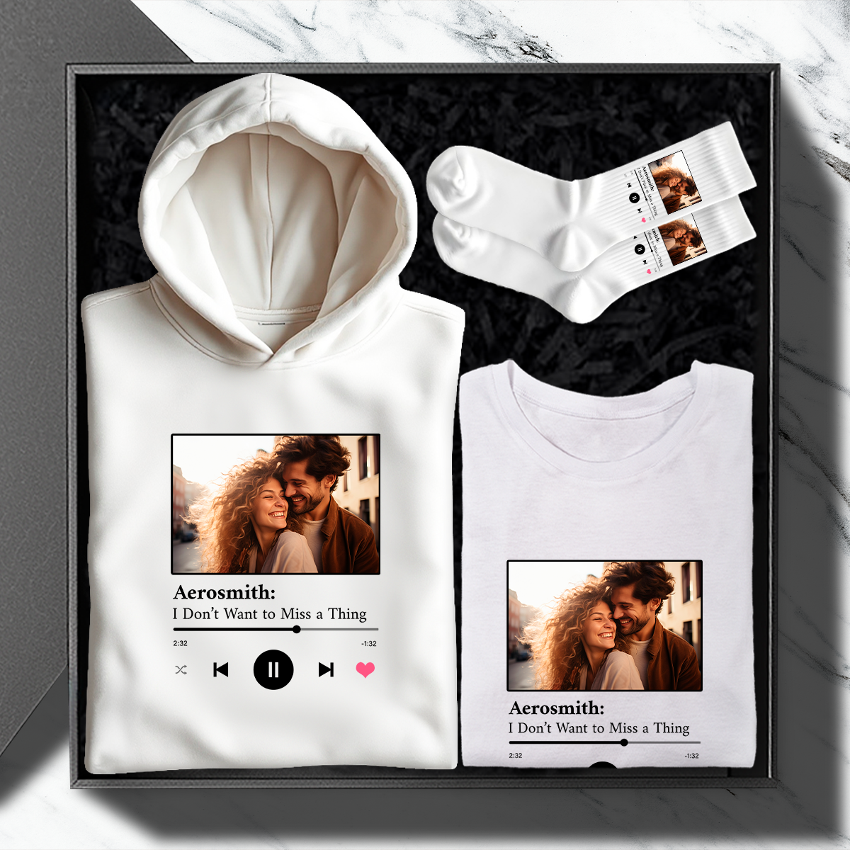 + T-Shirt + Socken Paar verliebt – Personalisierte Geschenkbox