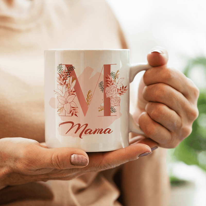 Buchstabenornament + Aufschrift - 1x bedruckte Tasse, personalisiertes Geschenk für Mama - Adamell.de