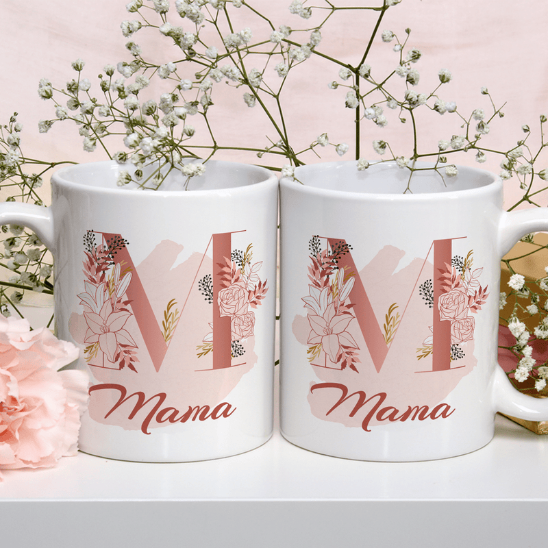 Buchstabenornament + Aufschrift - 1x bedruckte Tasse, personalisiertes Geschenk für Mama - Adamell.de