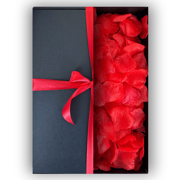 Premium-Verpackung gefüllt mit Rosenblättern - Adamell.de