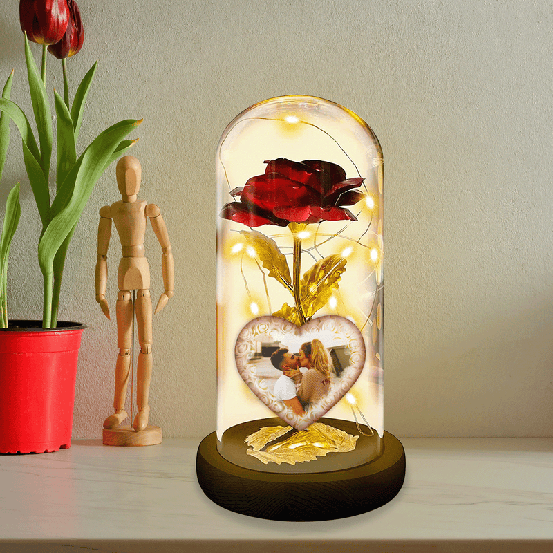 Rote immerwährende Rose in LED-Glas mit persönlichem Aufdruck + Kostenlose Geschenke - Adamell.de
