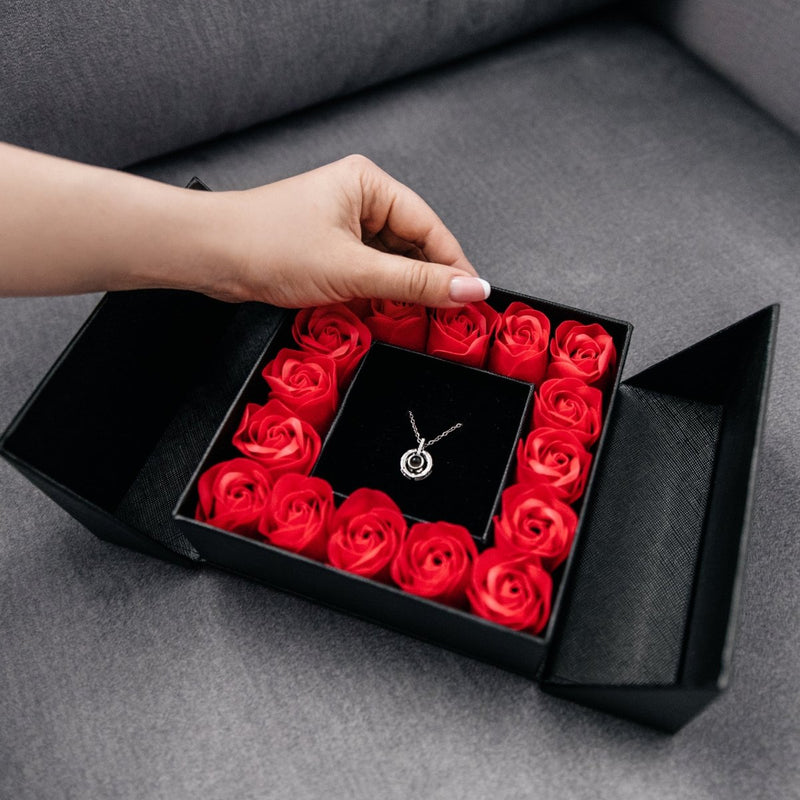 Schwarze Geschenkbox mit ewigen Rosen für Schmuck + Kostenlose Geschenke enthalten - Adamell.de